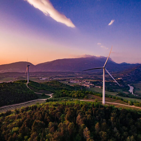 wind-turbines-windmill-energy-farm-at-sunset-in-it-6XV5E5W.jpg